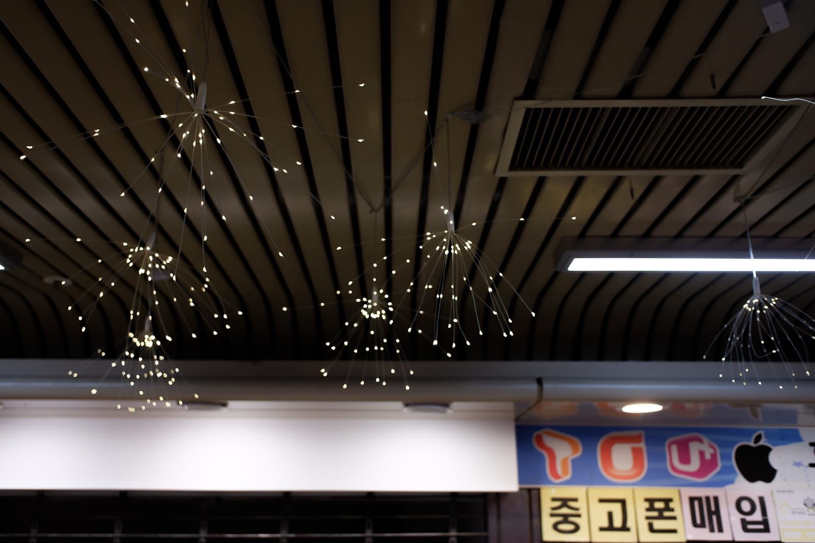 지하상가 — 시, 「장면과 각주」 (10/16)